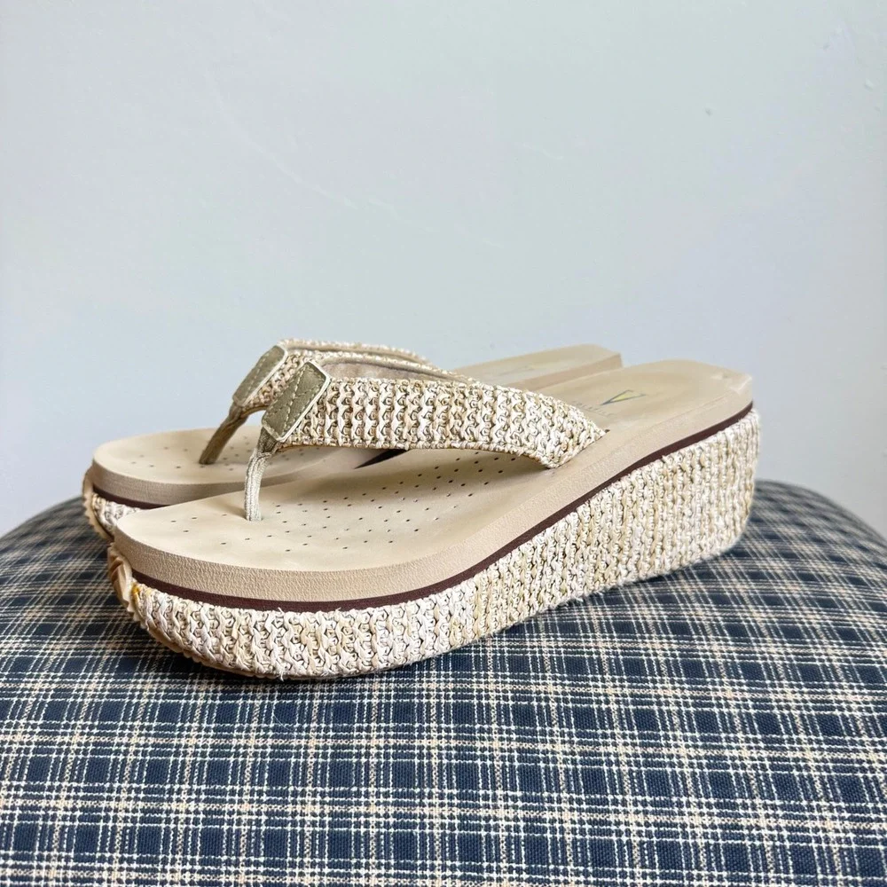 Volatile Woven Raffia Platform Wedge Thong Sandals Size 8 Beige